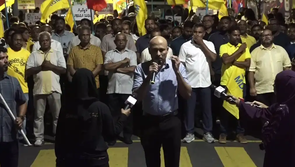 އެމްޑީޕީއިން ބުރާސްފަތި ދުވަހުގެ ރޭ ބޭއްވި "ވަޒީފާ ބުރާސްފަތި" އިހުތިޖާޖުގައި އެމްޑީޕީގެ ގައުމީ މަޖިލީހުގެ މެންބަރު އަހުމަދު ސަލީމް (މާޒް ސަލީމް) ވާހަކަ ދައްކަވަނީ.