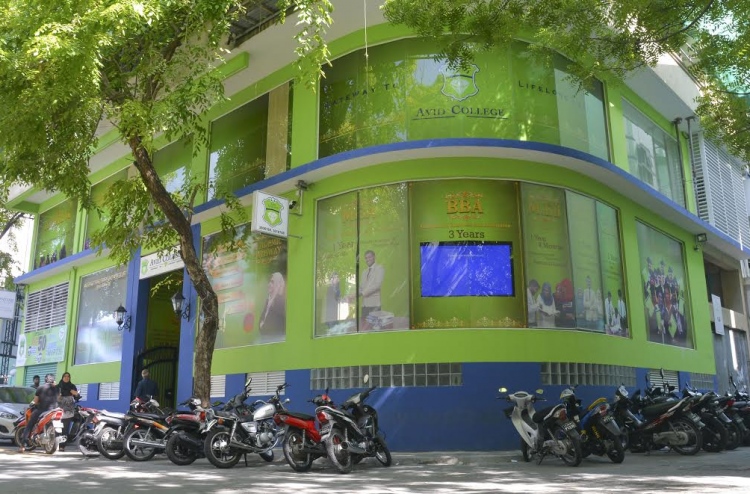 އެވިޑް ކޮލެޖުގައި ރަޖިސްޓަރީ ނުކުރާ ބަޔަކަށް އަނެއްކާވެސް ސެޓްފިކެޓުތަކެއް ދޫކޮށްގެން ޖޫރިމަނާ ކޮށްފި