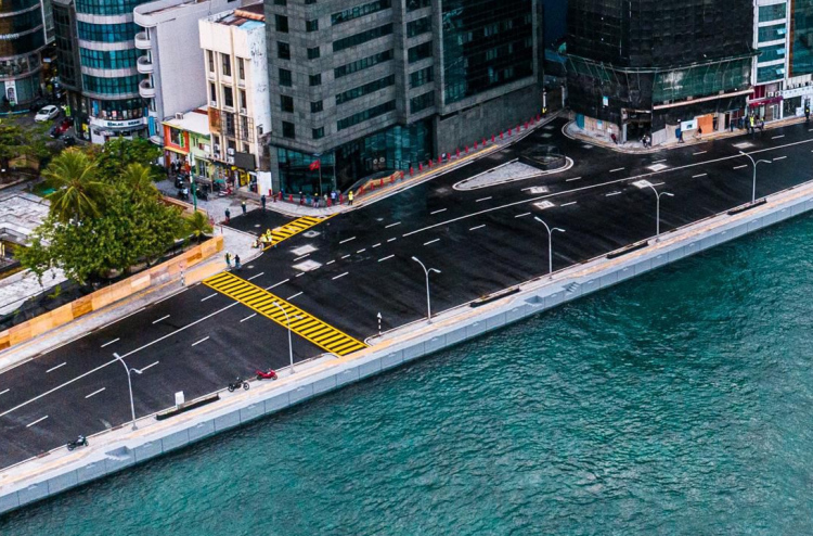 ޗާންދަނީ މަގާއި ބޮޑުތަކުރުފާނު މަގު ގުޅޭ ސަރަހައްދުގައި ދެކޮޅަށް ދުއްވޭ ގޮތަށް ބަދަލުކޮށްފި