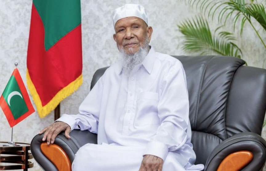 ޝައިޚު އިސްމާއިލް އަވަހާރިވީއިރު، ކީރިތި ގުރުއާނުގެ ތަފުސީރު އެއްކޮށް ވަނީ ދިވެހި ބަހަށް ތަރުޖަމާކުރައްވާފައި!