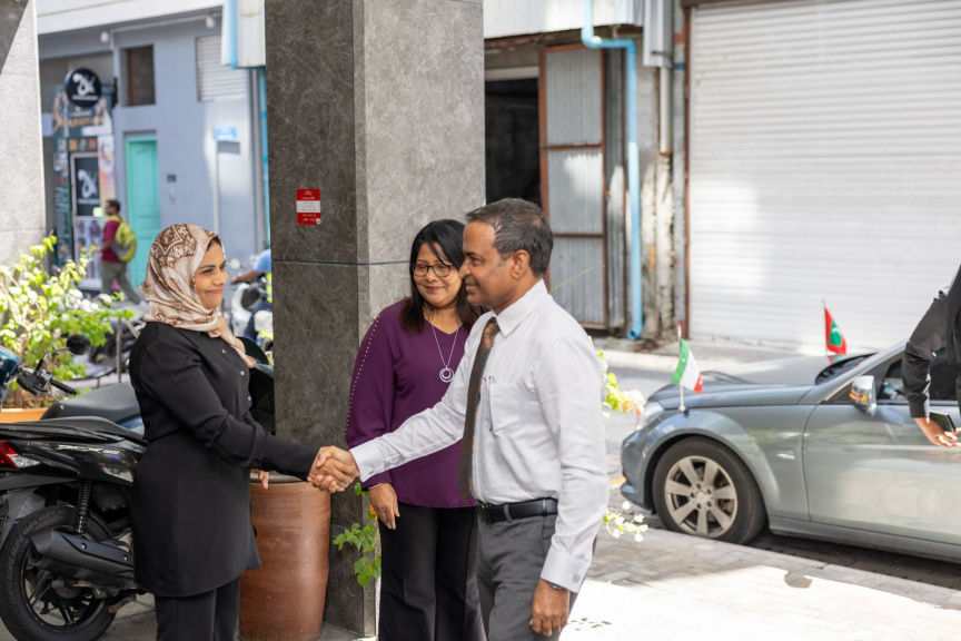 އާއިލީ މައްސަލަތަކުގައި ކޯޓުން ބޭރުގައި، ވާހަކަދައްކައިގެން ހައްލު ހޯދައިދޭނެ މީޑިއޭޓަރުން ތަމްރީނުކުރަނީ