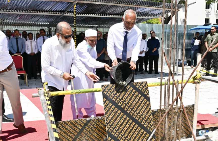 ޝައިޚު އިސްމާއިލް އަވަހާރިވީއިރު، ކީރިތި ގުރުއާނުގެ ތަފުސީރު އެއްކޮށް ވަނީ ދިވެހި ބަހަށް ތަރުޖަމާކުރައްވާފައި!