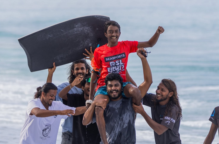 ތަޖުރިބާކާރު ޖާއްޓެ ބަލިކޮށް، އުމުރުން 15 އަހަރުގެ ޖިވާއު ބޮޑީބޯޑިން ޗެމްޕިއަންކަން ހޯދައިފި