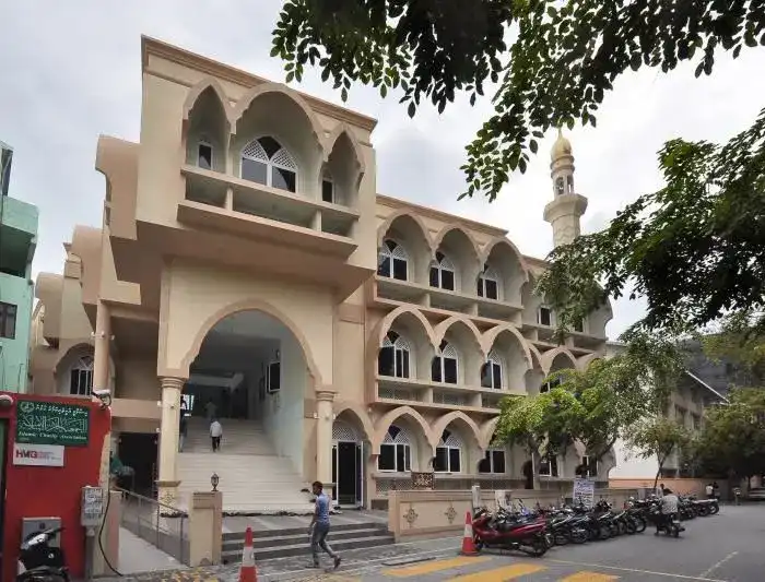 މާލޭގެ ފުރުޤާން މިސްކިތުގެ ދޮރުގެ ބިއްލޫރިގަނޑު ތަޅާލި މައްސަލައެއް ފުލުހުން ތަހުގީގު ކުރަން ފަށައިފި