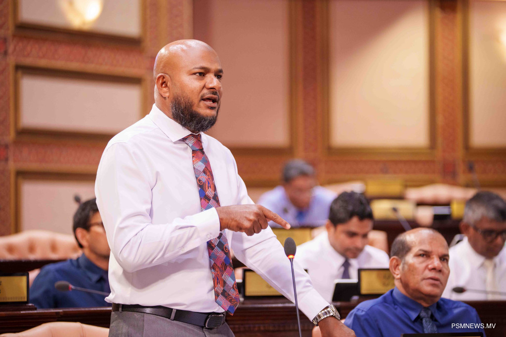"ވޭޕް ބޭންއާއެކު ސިނގިރޭޓު ޑިއުޓީ ބޮޑުކުރީ ޒުވާނުން ސިނގިރޭޓު ޚިޔާރުކުރުނަ ނުދިނުމަށް"
