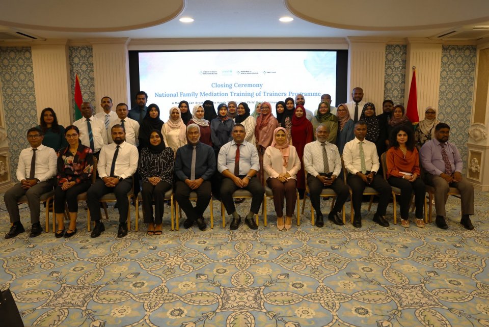 އާއިލީ މައްސަލަތައް ހައްލުކުރަން އެހީވާނެ 25 މީޑިއޭޓަރުން ތަމްރީނުކޮށްފި