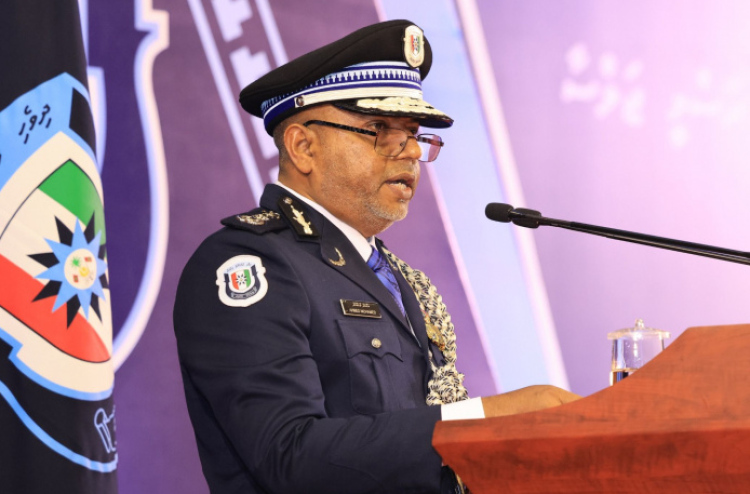 25 އަހަރަށް ފަހު ރިޓަޔާކުރާ ފުލުހުންނަށް، މަގާމުގައި ތިބި އިރު ލިބުނު ގޮތަށް ބޭސްފަރުވާގެ އިނާޔަތް
