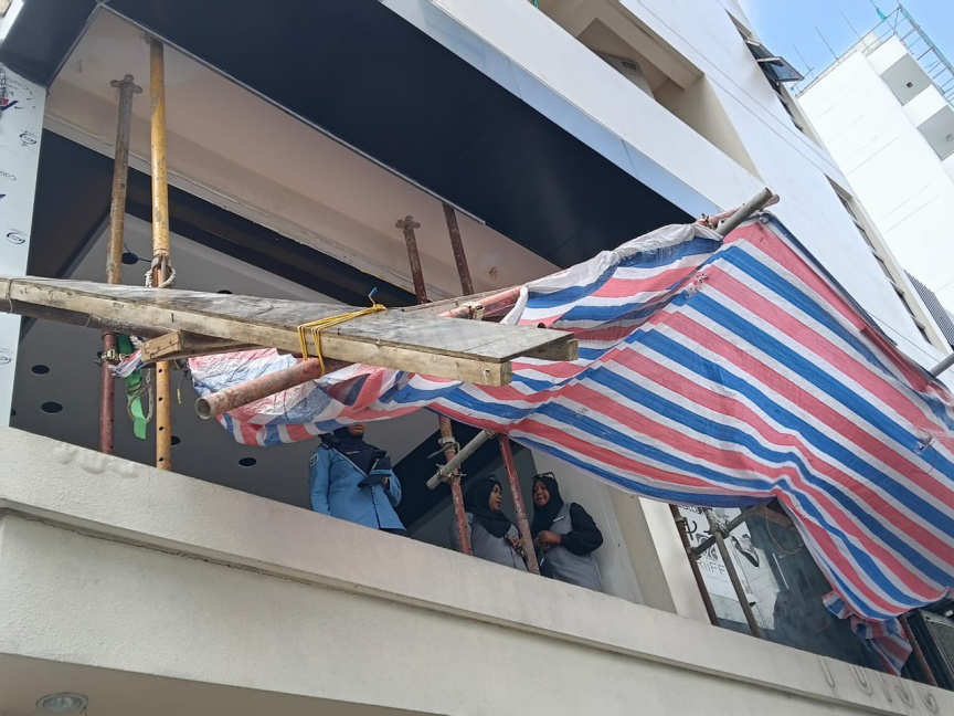 ހަދަމުން ދިޔަ އިމާރާތަކުން ބަޔަކު ވެއްޓުން: އިހުމާލުވި މީހުން 5،000 ރުފިޔާއިން ޖޫރިމަނާކޮށްފި