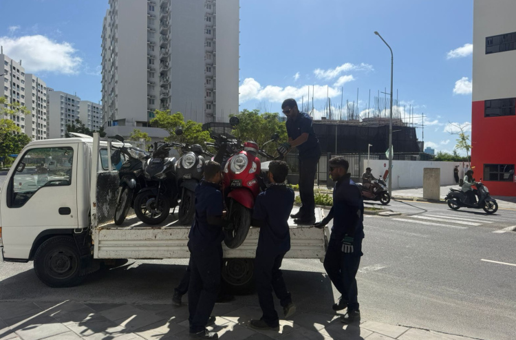 ހުޅުމާލޭގައި މީހުންނަށް އުނދަގޫވާ ގޮތަށް ޕާކްކޮށްފައި ހުރި އުޅަނދުތައް ޓޯކުރަން ފަށައިފި