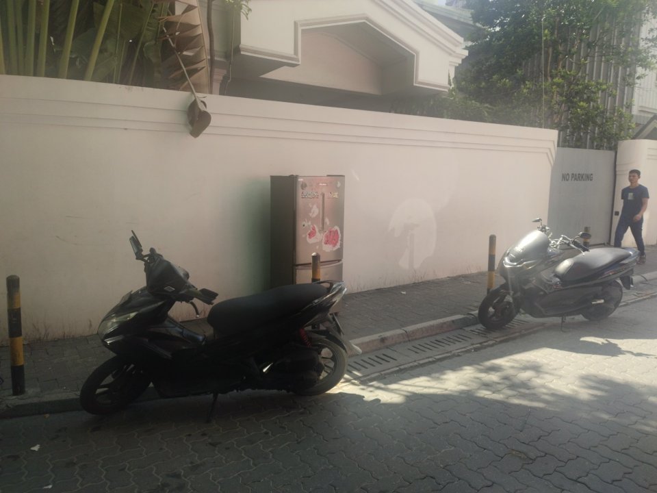 މާވެޔޮމަގުގައި ފްރިޖެއް ބެހެއްޓި ފަރާތެއް ހޯދަނީ