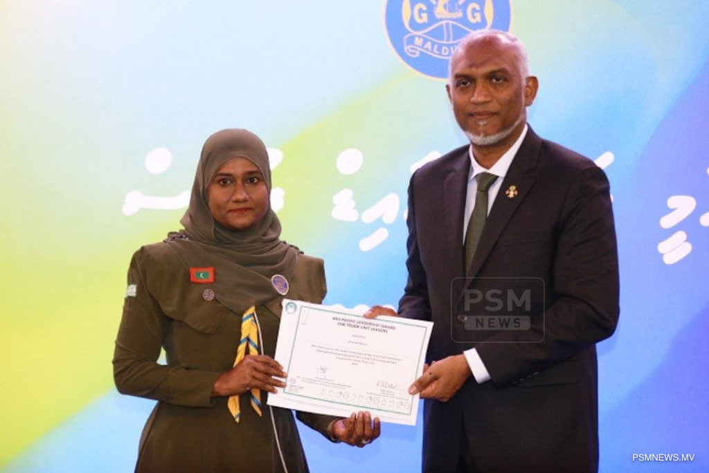 ގަރލް ގައިޑު ދުވަހުގެ ރަސްމިއްޔާތު ރައީސްގެ ދެކަނބަލުން ޝަރަފުވެރިކޮށްދެއްވައިފި