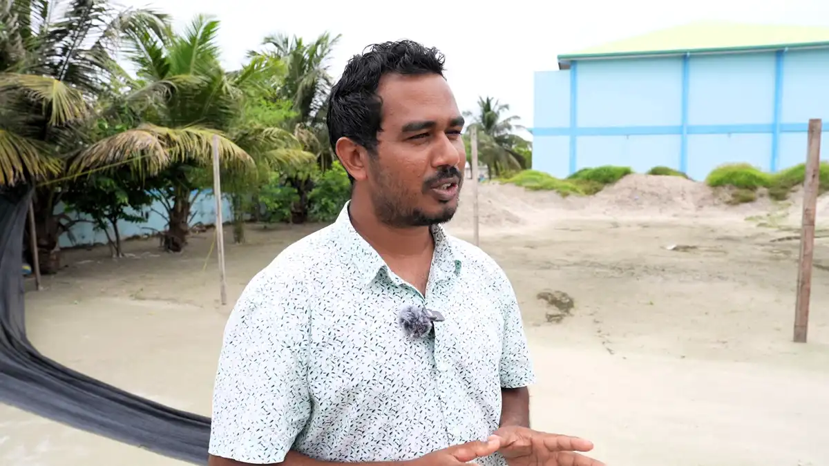 ހދ. ހަނިމާދޫ ސްކޫލްގެ އައު އިމާރާތާއި އެސްކޫލުގެ އުމްރާނީ ވަޞީލަތް ތަރައްގީ ކުރުމުގެ މަޝްރޫއުއާ ގުޅޭ ގޮތުން އެރަށު ކައުންސިލްގެ ނައިބް ރައީސް ފިރާގް މުހައްމަދު ރާއްޖެ އެމްވީ އަށް މައުލޫމާތު ދެއްވަނީ.