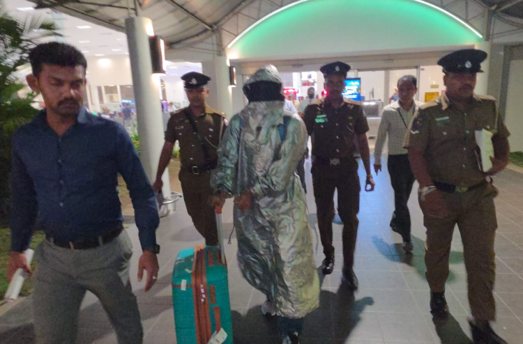 ވަކީލަކާއި އޭނާގެ އަނބިމީހާ މަރާލި މައްސަލާގައި ތުހުމަތުވާ މީހާ ރާއްޖެއިން ލަންކާއާ ހަވާލުކޮށްފި