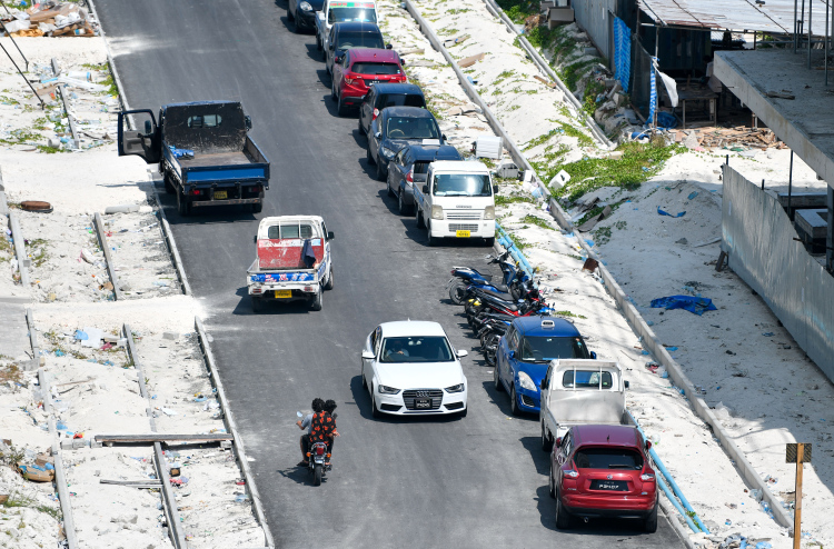 ކާރުތަކެއްގައި ޖެހި އެކްސިޑެންޓުވުމުން ސައިކަލާއި އޭގެ ފަހަތުގައި އިން މީހާ ދޫކޮށް ފިލައިފި