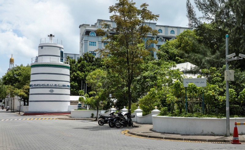 މުންނާރު މަރާމާތުކޮށް ސާފު ނުކުރެވެނީ ކޮލިޓީ އުވަ ނުލިބޭތީ ކަމަށް ވިދާޅުވެ މިނިސްޓަރު ހީނާ އިތުރުފުޅު ހައްދަވައިފި