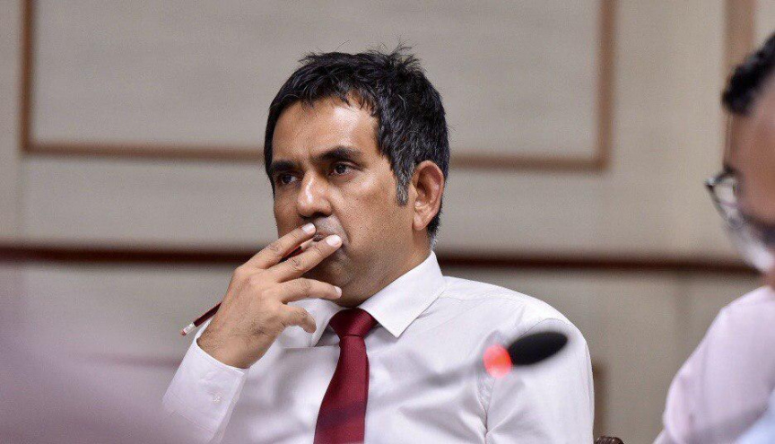 ހައްލު ނުހޯދުނު ޑޮލަރުގެ މައްސަލަ! ކުރީގެ ވެރީންގެ ބޮލަށް ކަނޑާލައިގެން ތިބެވޭ ވަރަށްވުރެ ބޮޑު ކާރިސާއެއް!