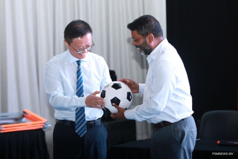 ޔުނާން ޕްރޮވިންސުން ރާއްޖެއަށް ކުޅިވަރު ސާމާނު ހަދިޔާކޮށްފި