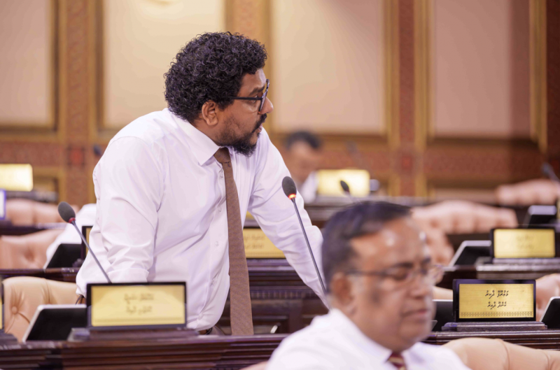 ޚަރަދު ކުޑަކުރުމުގެ ނަމުގައި ވަޒީފާއިން ވަކިކުރަނީ ސަރުކާރާ ދެކޮޅު މީހުން ކަމަށް ބުނެ މަޖިލީހަށް ގަރާރެއް