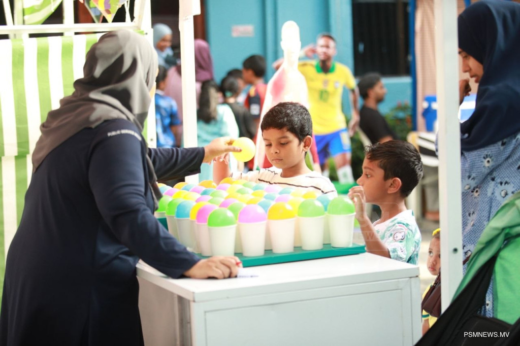 ޕީއެސްއެމް ވޯލްޑް ކަޕް ހަވީރު: ކުޅިވަރުން ކުޑަކުދިންނަށް އުފާވެރި ވަގުތެއް
