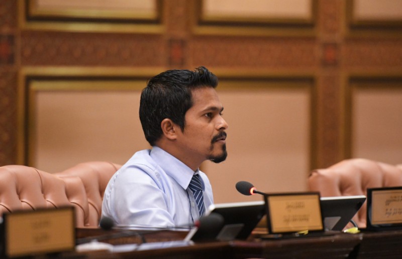 މި ސަރުކާރަށް އިގުތިޞާދު އަންދާޒާކުރަން ނޭނގޭ، ކަންކަން ކުރަނީ މޮޅެތި ސުރުޚީ އަޅަން: ޙުސައިން