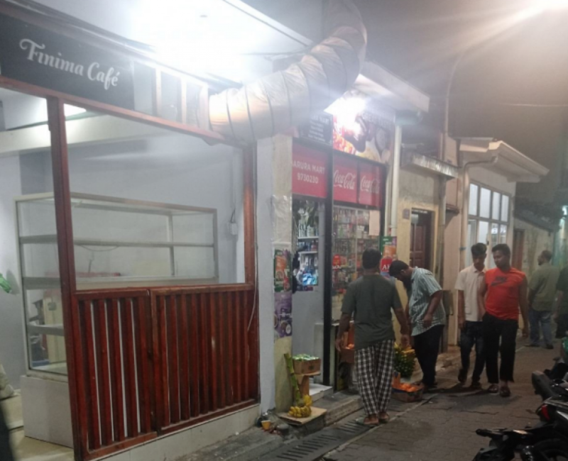 މަގުމަތީގައި މުދާ ބަހައްޓައިގެން ވިޔަފާރި ކުރުމުން ޖޫރިމަނާކޮށްފި