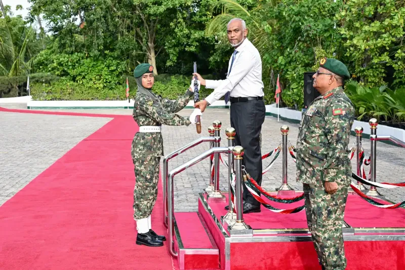 ސިފައިންގެ އަސާސީ ތަމުރީނު ކޯހުގެ ދަރިވަރުން ހުވާކުރުމާއި ބަޑި ހަވާލުކުރުމުގެ ރަސްމިއްޔާތު ގައި ރައީސް މުއިއްޒު ބައިވެރިވެވަޑައިގެންފި