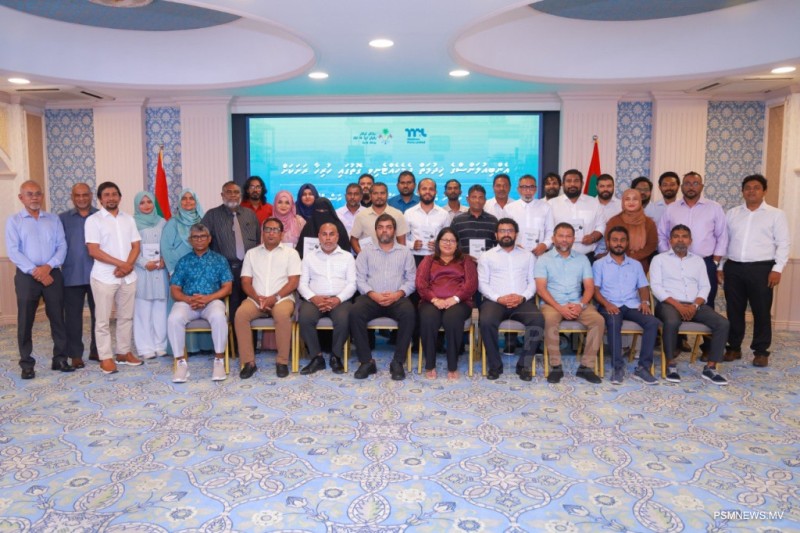 އަތޮޅުތެރޭގެ 17 ރަށަކަށް ބޭނުންވާ އެމްބިއުލާންސް ހަވާލުކޮށްފި