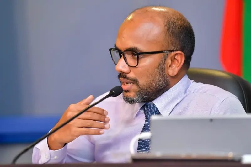 ރައީސް މުއިއްޒުގެ ސަރުކާރުން ފައިސާ ޗާޕުކޮށް، ރަސްމީ ރިޒަރވްގެ ހިސާބުތައް ވަނީ ގަޑުބަޑުކޮށްފައި: އަމީރު