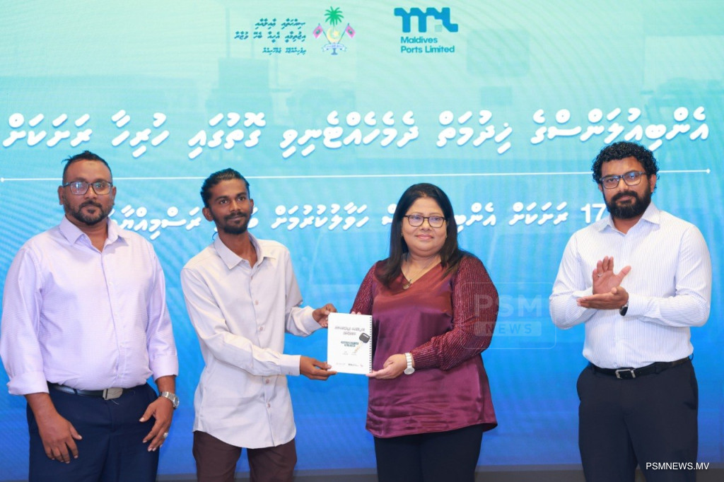 އަތޮޅުތެރޭގެ 17 ރަށަކަށް ބޭނުންވާ އެމްބިއުލާންސް ހަވާލުކޮށްފި