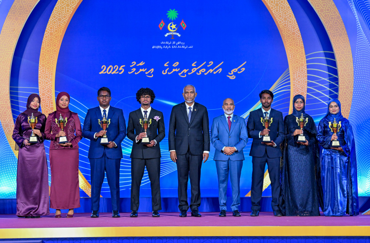 ވަކި މާއްދާތަކުން ދުނިޔޭގެ 1 ވަނަ ހަތަރު ދަރިވަރަކަށް، ރައީސްގެ ސްކޮލާޝިޕް ހަތް ދަރިވަރަކަށް