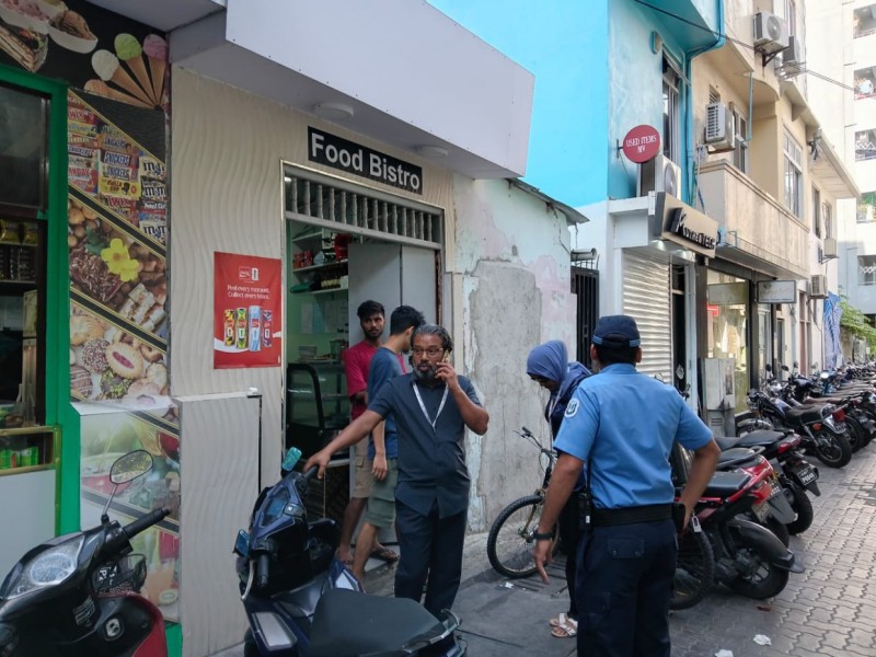 "ފުޑް ބިސްޓްރޯ" ބަންދުކުރަން ވަނުމުން އެތަނުގައި ތިބި ބިދޭސީން ދުވެ ފިލައިފި