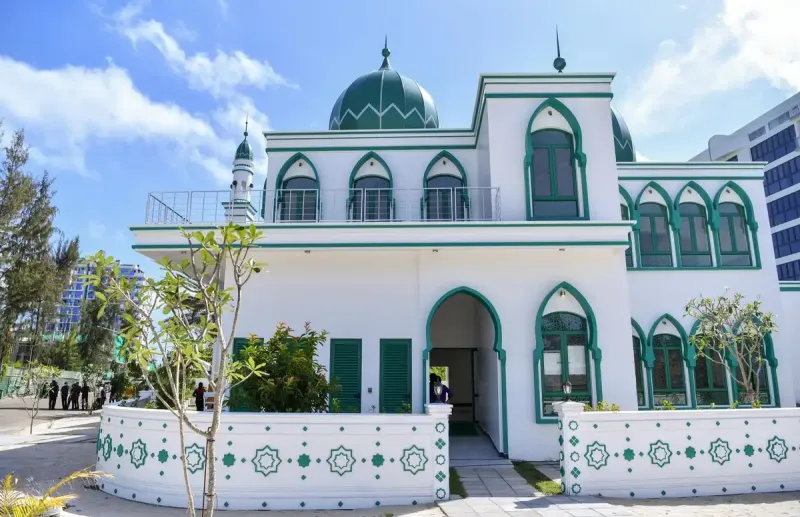 ހުޅުމާލޭ މިސްކިތެއްގެ ބިއްލޫރިގަނޑު ތަޅާލައި، ގެއްލުންތަކެއް ދީފި