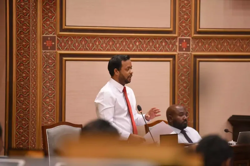 މަޖިލީހުގައި ރައްޔިތުންނަށް ދަތިވާ ކަންކަމާ ގުޅޭގޮތުން ސުވާލުކުރެއްވުމުން މިނިސްޓަރު މުއްތަލިބު ޖަވާބު ދެއްވަނީ އޮޅުވާލައްވައިގެން: މެންބަރު ޝާކިރު