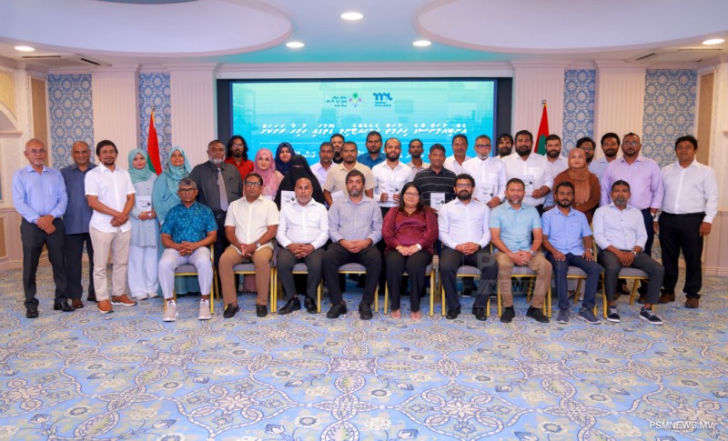 ފޮޓޯ: އަތޮޅުތެރޭގެ 17 ރަށަކަށް ބޭނުންވާ އެމްބިއުލާންސް ހަވާލުކުރުން