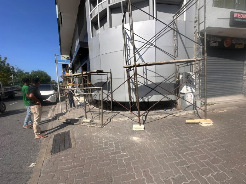 ހުއްދަ ނުހޯދައި ދުވާރު މަތީގައި މަސައްކަތްކުރި ބަޔަކު ޖޫރިމަނާކޮށްފި