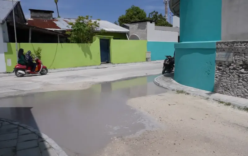 ކުޅުދުއްފުށީ ހުރިހާ މަގެއްގައި ތާރު އެޅުމުގެ މަޝްރޫއަށް ނެގި މުވައްޒަފުންނަށް މުސާރަލިބޭ، ޕްރޮޖެކްޓަށް ވީނުވީއެއް ނޭނގެ!