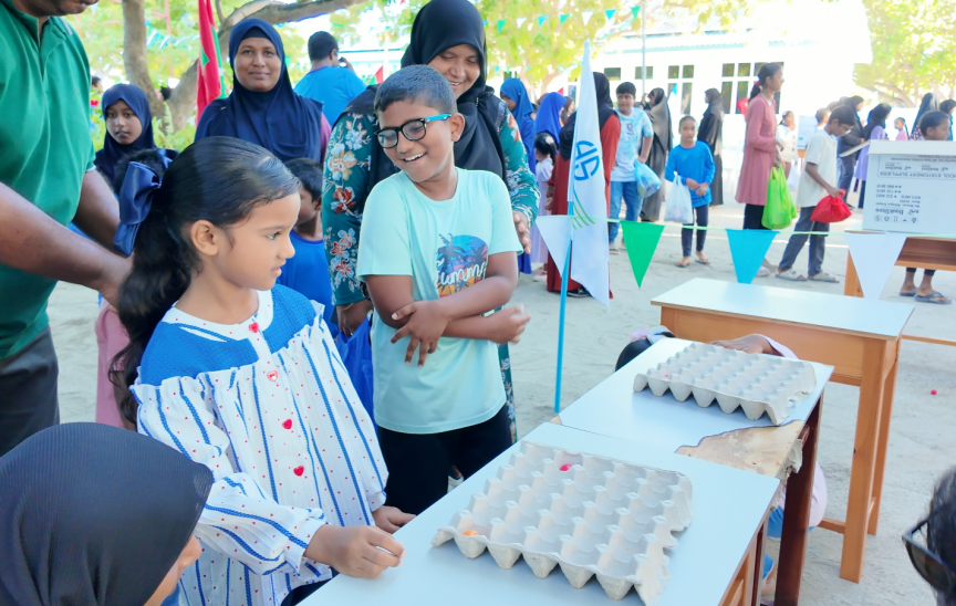 ބ. ހިތާދޫ ސްކޫލަށް 75 އަހަރު ފުރުން، އިސް ދަރިވަރުންނާއެކު ކުލަގަދަކޮށް ފާހަގަކުރަނީ