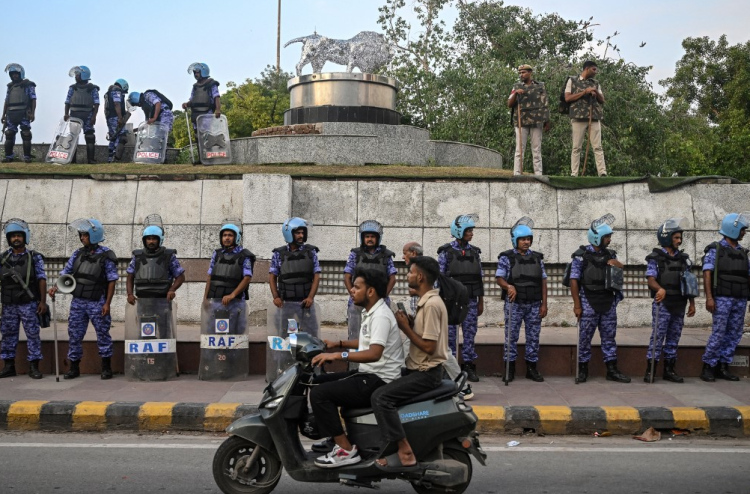 އިންޑިއާގައި ސަރުކާރު ސްކޫލެއްގެ ހާލަތު ހާމަކުރި ޒުވާނެއްގެ އާއިލާއަށް ހަމަލާދީ ބައްޕަ މަރާލައިފި