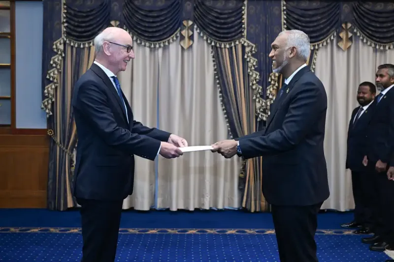 އޮސްޓްރިއާ ސަރުކާރުން ދިވެހިރާއްޖެއަށް ކަނޑައެޅުއްވި ސަފީރު، އެމަނިކުފާނުގެ ސަފީރުކަމުގެ ފަތްކޮޅު، ރައީސުލްޖުމްހޫރިއްޔާއަށް އަރުވައިފި