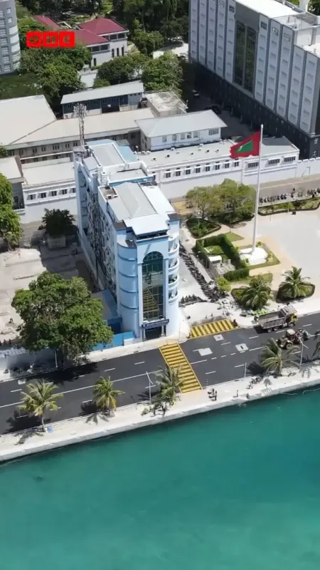 ރައީސް މުއިއްޒުގެ ސަރުކާރުން ތާރުއެޅި މަގު ޕްރޮމޯޓް ކުރުމަށް ސިފައިންގެ މައި މަރުކަޒު ފެންނަ ގޮތަށް ޑްރޯން ފޮޓޯތަކާއި ވީޑިއޯތައް އާއްމުކޮށް ޤައުމު ނުރައްކަލަކަށް ހުށަހަޅައިފި