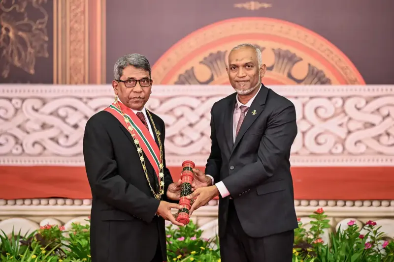ރައީސުލްޖުމްހޫރިއްޔާ، ނިޝާން ޢިއްޒުއްދީނުގެ ޢިއްޒަތުގެ ވެރިކަން، ޑޮކްޓަރ މުޙައްމަދު ލަތީފަށް އަރުވައިފި