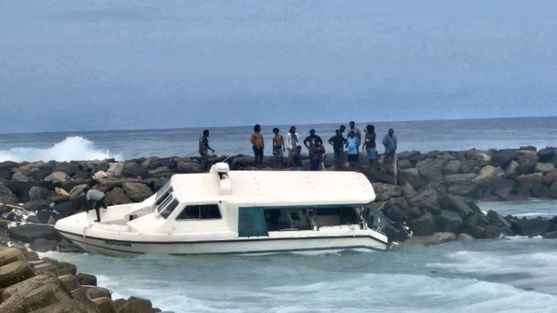 މާލޭގެ ދެކުނު ނެރަށް ލޯންޗެއް އަރައި، ދެ މީހަކަށް އަނިޔާވެއްޖެ