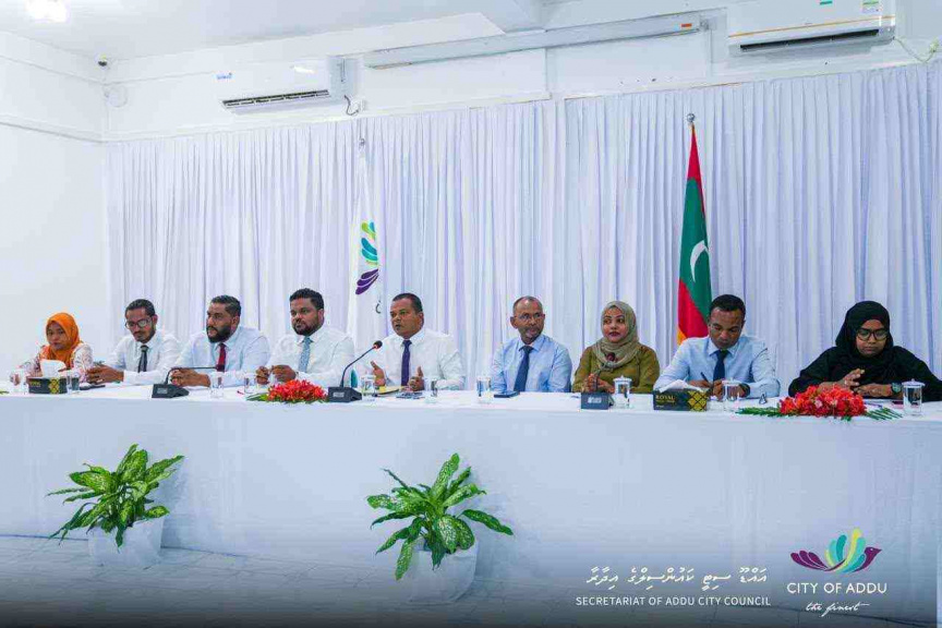 އައްޑޫގެ ތަރައްގީއަށް ސަރުކާރުގެ އެއްބާރުލުމެއް ނުލިބޭ، ކުރަނީ ޖެއްސުން: މޭޔަރު ނިޒާރު
