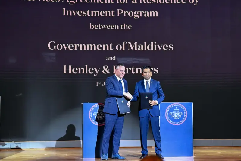 އަޑިނޭނގޭ އެއްބަސްވުމެއްގެ ދަށުން ޖިނާއީ ކުށްތައް ކޮށްފައިވާ ކުންފުންޏެއް މެދުވެރިކޮށް ރާއްޖެއިން ބިދޭސީންނަށް ދާއިމީ ރެސިޑެންސީ ވިއްކަން ސަރުކާރުން އުޅޭ މައްސަލަ މަޖިލިހަށް ވައްދައިފި، އެކަން މިހާރުން މިހާރަށް ހުއްޓާލުމަށް ގޮވާލާފައިވޭ