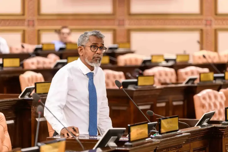 އިޤްތިސާދީ ވަޒީރު ބަދަލުނުކޮށް، ޑޮލަރުގެ މައްސަލަ ހައްލެއް ނުވާނެ: ޒިޔާދު