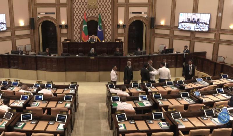 ކުނބުރުދުއަށް ކުނި ޖަމާކުރުމާ ދެކޮޅަށް އަޑު އުފުއްލަވަނިކޮށް ޒިޔާދު ތަޅުމުން ބޭރުކޮށްފި