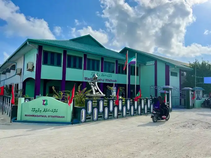 މަދްރަސަތުލް އިފްތިތާހްގައި މިސަރުކާރުން އަޅަން ނިންމި އައު ކްލާސްރޫމް އެޅުމަށް މިހާތަނަށް އެއްވެސް ގަލެއް ބާއްވާފައިނުވޭ