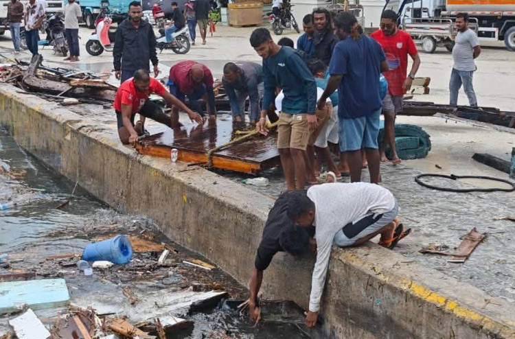 މާފުށީ ފަރަށް އެރި "ފްލޯޓިން ބާ" ގެ ބައިތައް ފަޅުތެރެއިން ނަގަން ފަށައިފި