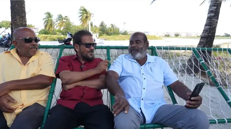 ހާލު ކިހިނެއް؟: ކުޅުދުއްފުށި ސިޓީން ބުނަނީ މުއިއްޒަށް ވެރިކަން ކުރަންވެސް ނޭނގޭކަމަށް، ފައިބައިގެން ދާންވެސް ނޭނގޭކަމަށް، އަދި ބޮލަށްފަސޭހަ އެއްގޮތްވެސް ނެތްކަމަށް!