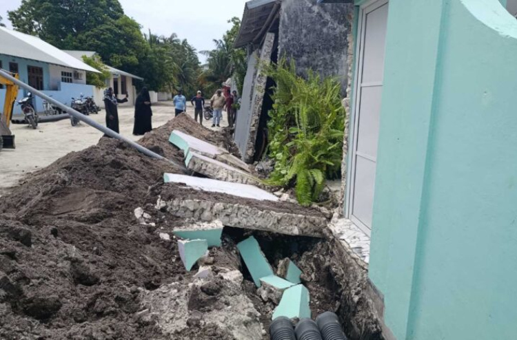 މަގު ހަދަން ކޮންނަނިކޮށް ފާރެއް ވެއްޓި މީހަކަށް އަނިޔާވެެގެން ފަރުވާދެނީ